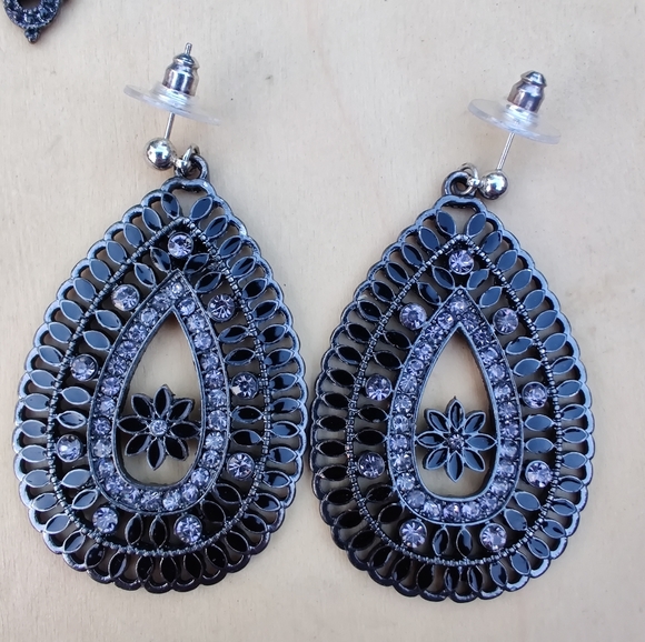 Jewelry - Large sparkly flower earrings